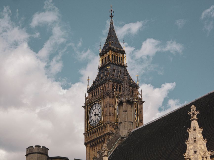 Captivating view of the iconic Big Ben clock tower against a cloudy sky in London, England.